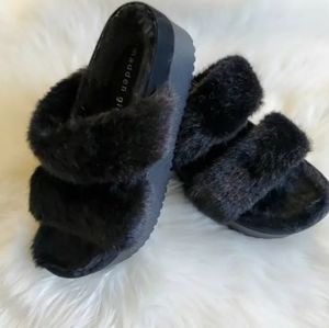 Madden Girl Womens Furbee Black Platform Sandals Shoes 9 Faux Fur New